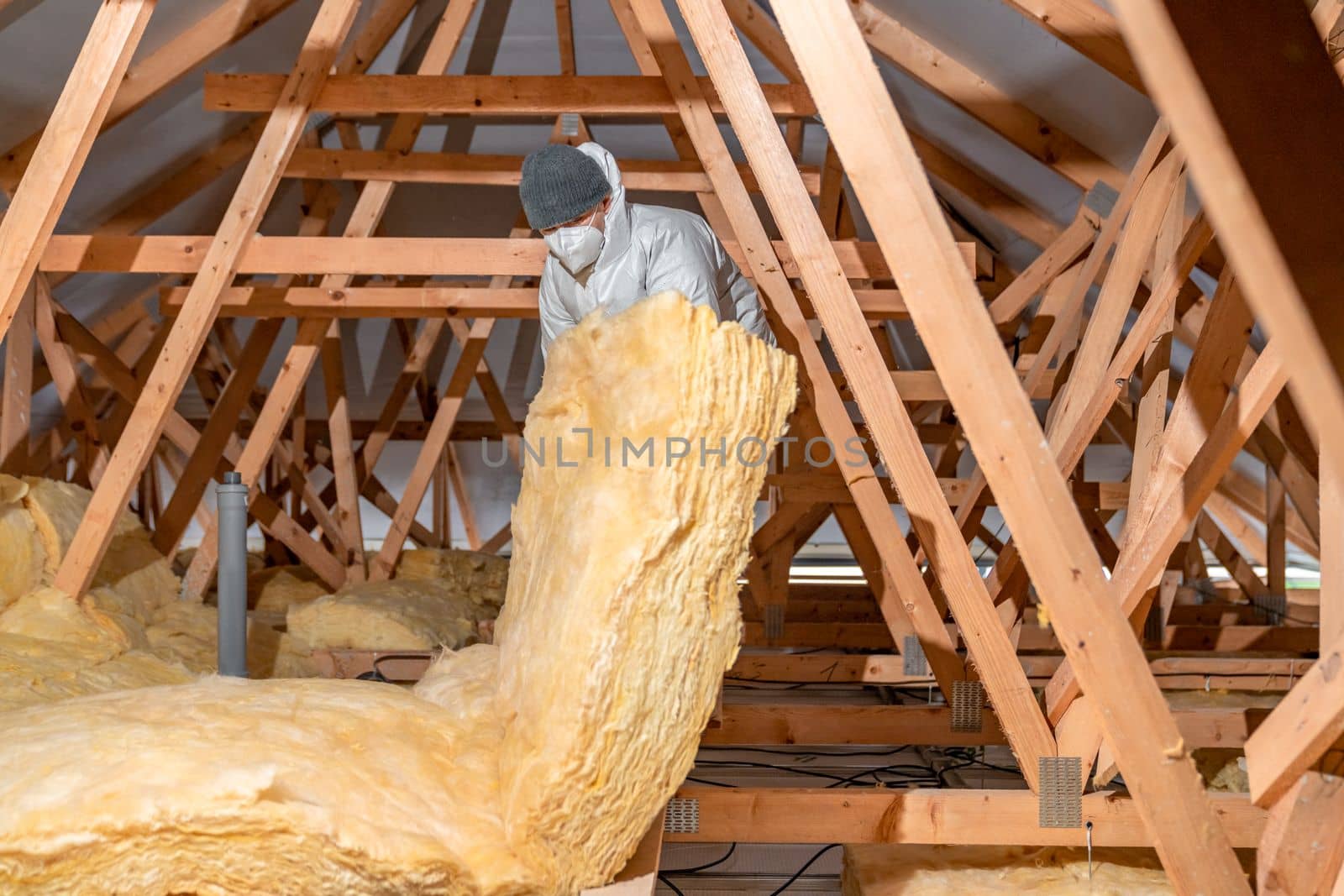 insulation of the house under the roof with the help of glass wool by Edophoto