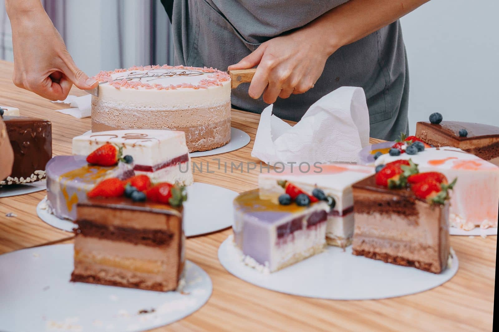 Cutting a chocolate mousse cake on the table. Preparation of mousse cakes at a culinary master class. Cooking at home, homemade food.