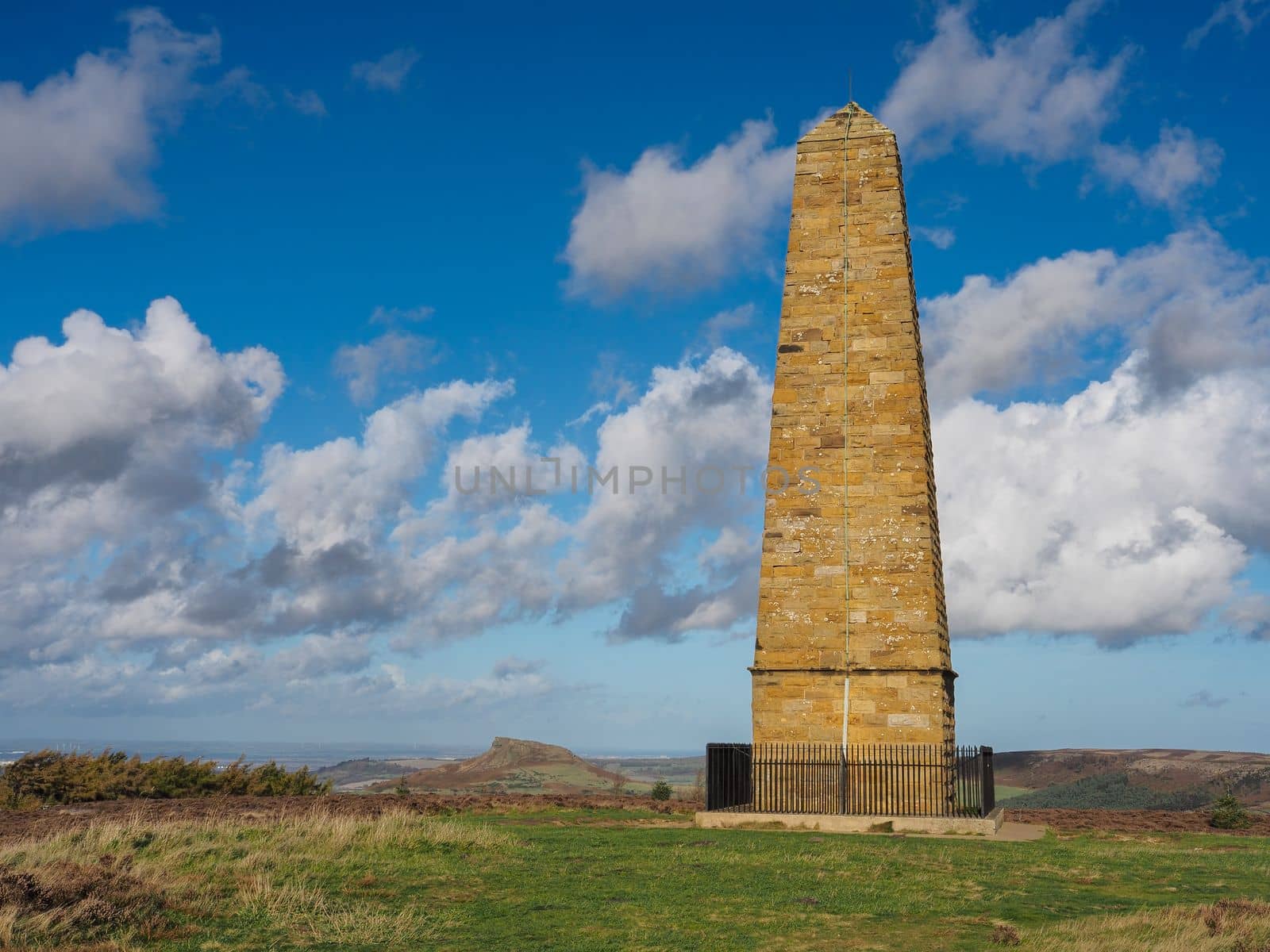 Captain Cooks Monument, erected in memory of the famous circumnavigator who lived in Great Ayton, overlooking Roseberry Topping, Yorkshires Matterhorn, North York Moors National Park, UK