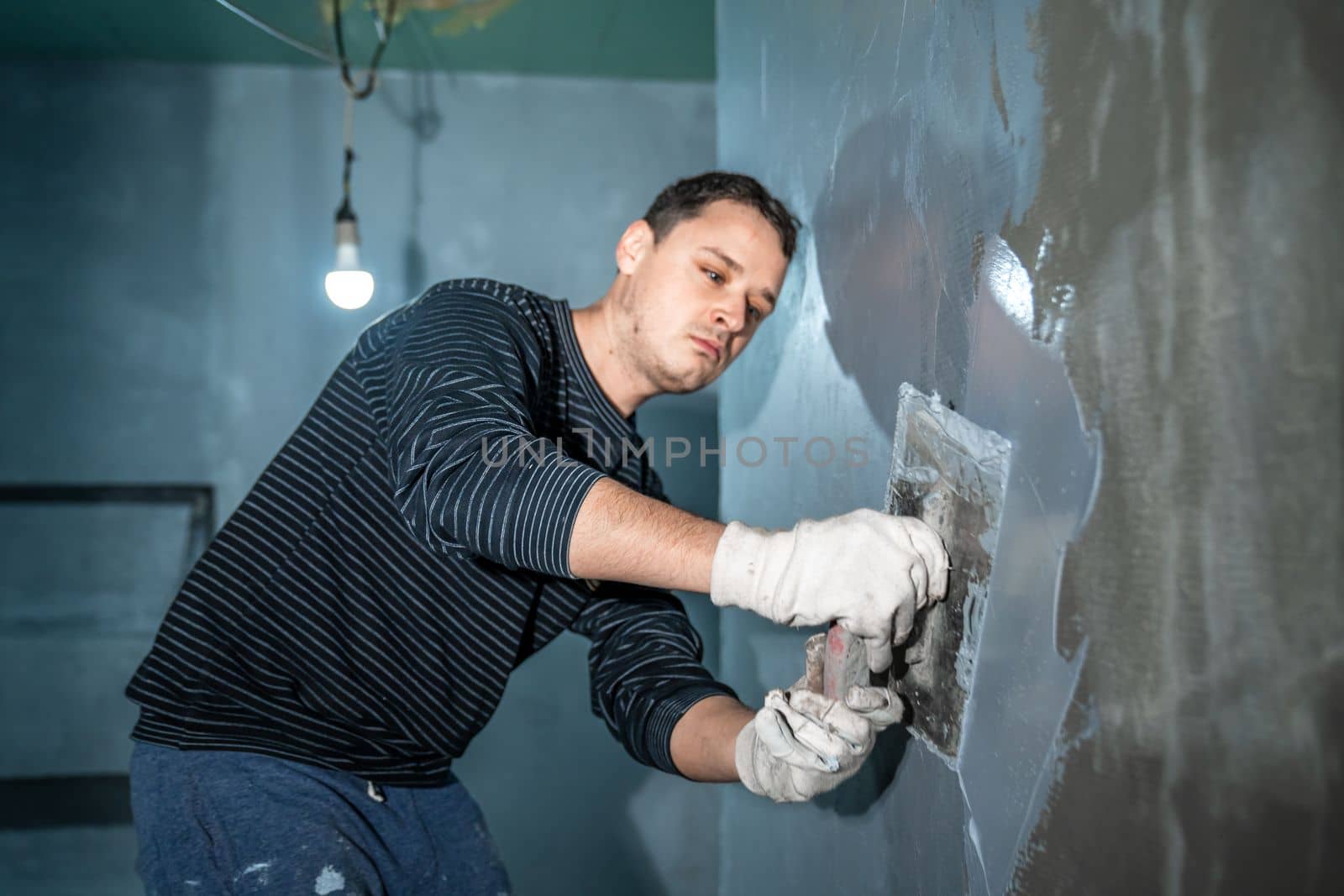 application of insulation to the wall against moisture and water by Edophoto