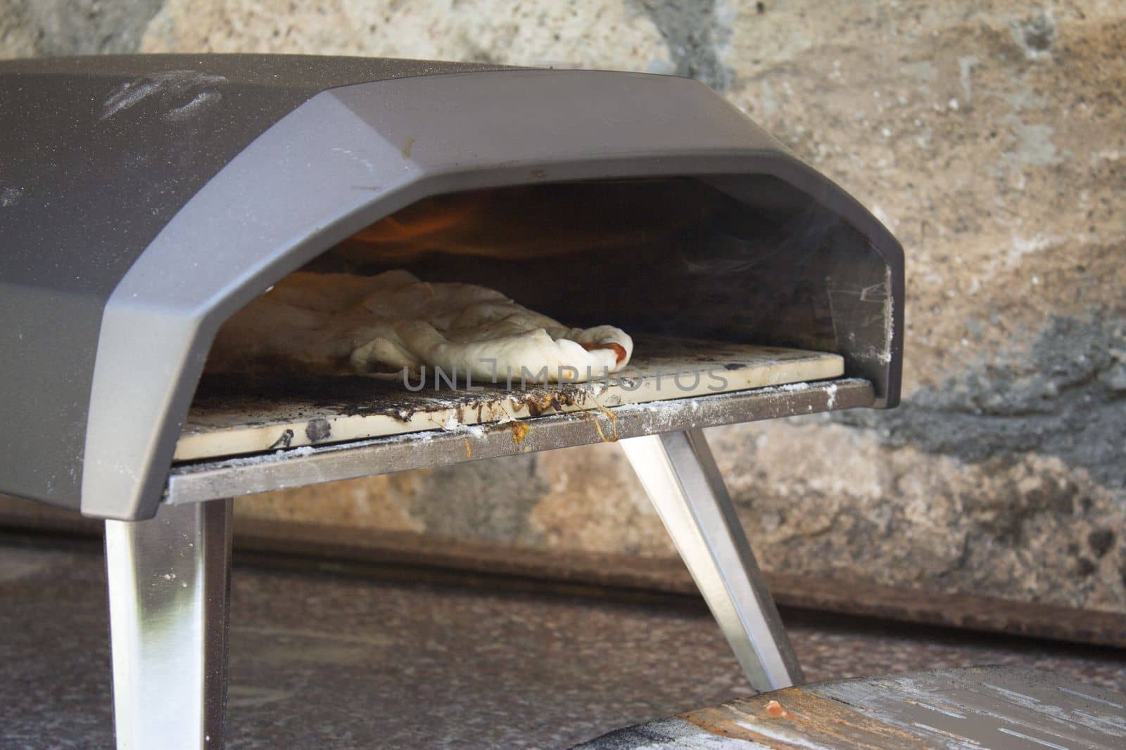 Small gas oven to make homemade pizzas. No people