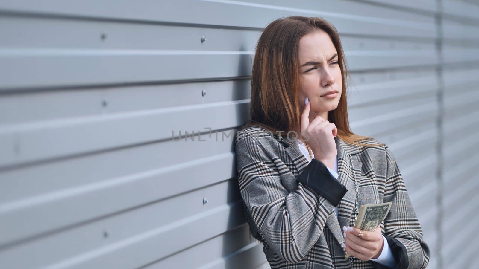 The girl makes up her mind to shop with her dollars