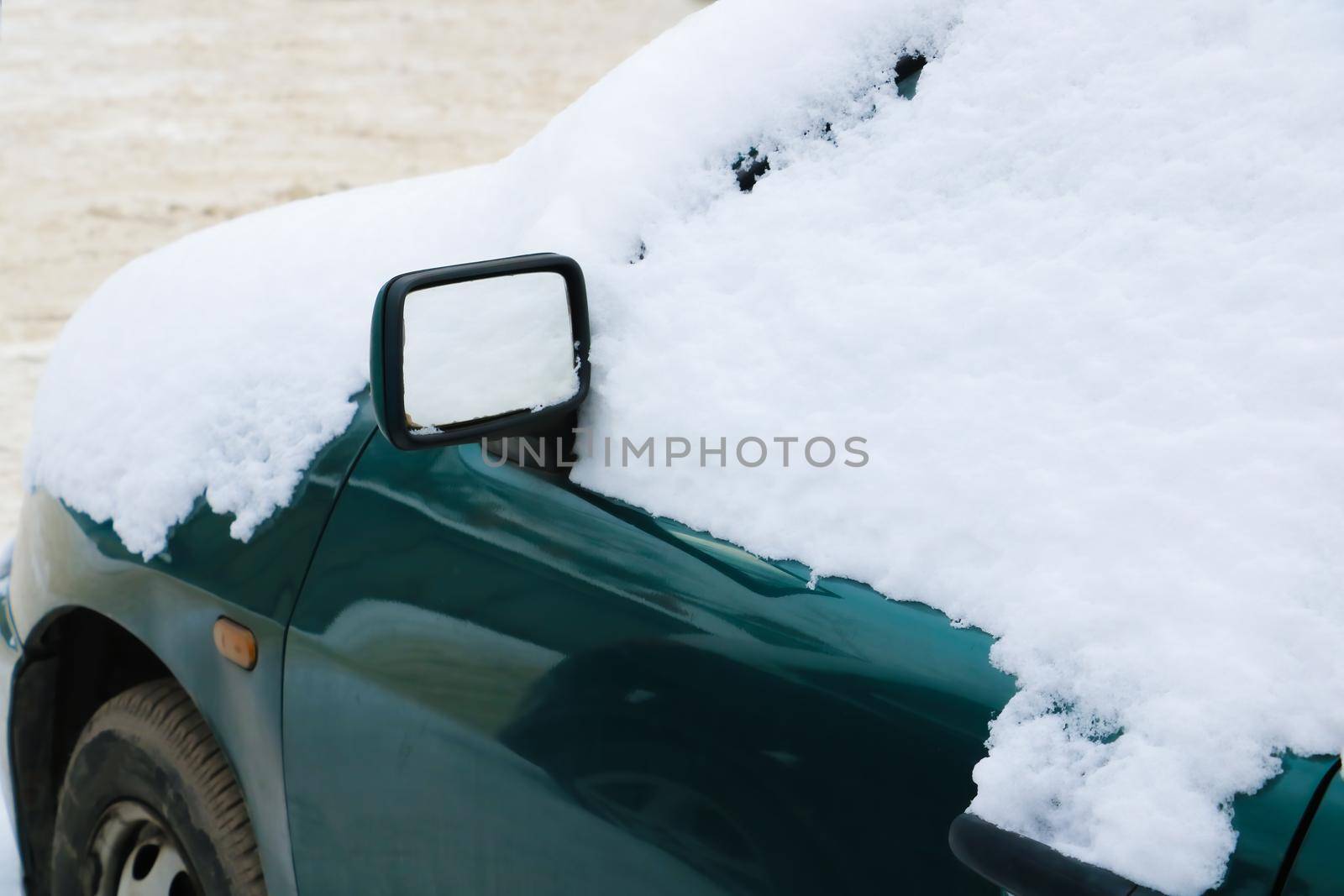 Car in the snow. Bad weather in severe weather. Inoperative transport in the courtyard of the house