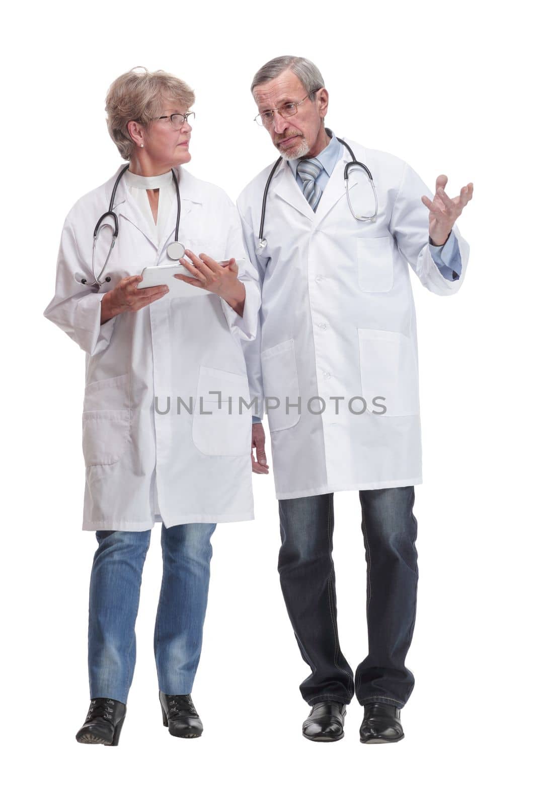 Doctors having a discussion while walking. Concept of medical team