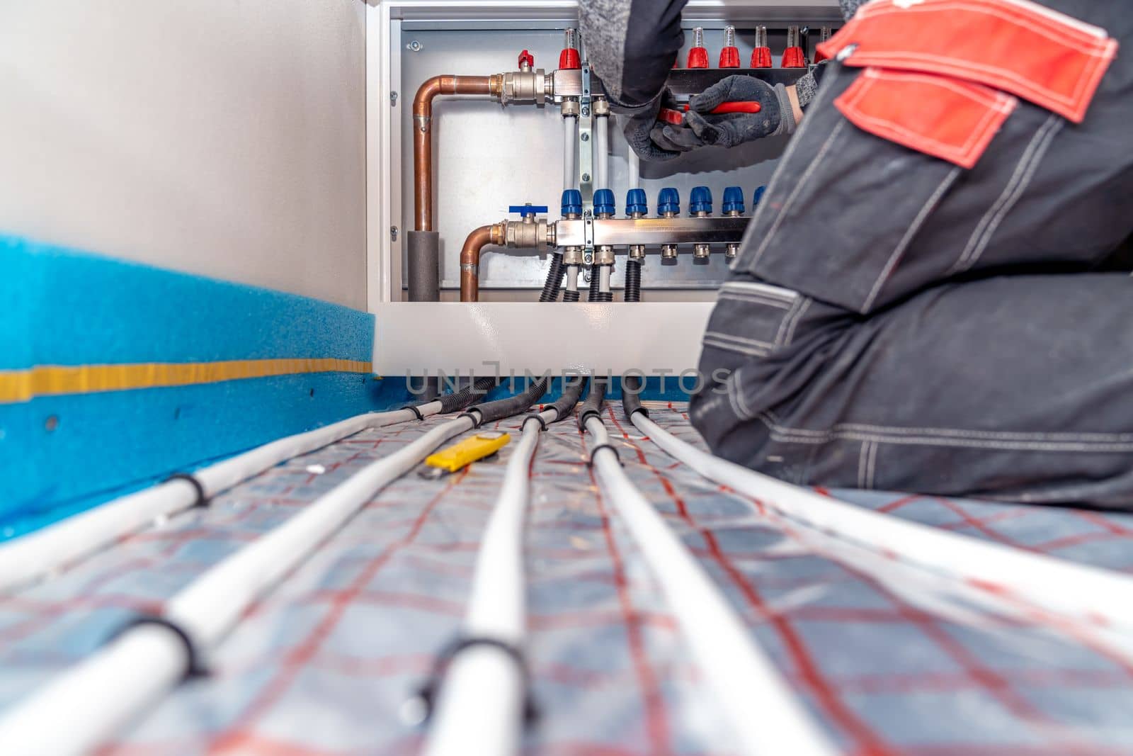 connecting the floor heating to the switchboard by Edophoto