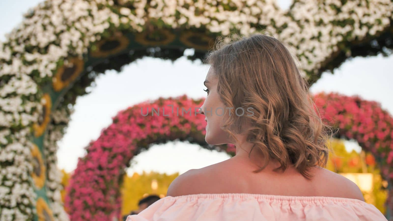 A girl walks through a fabulous park in Dubai