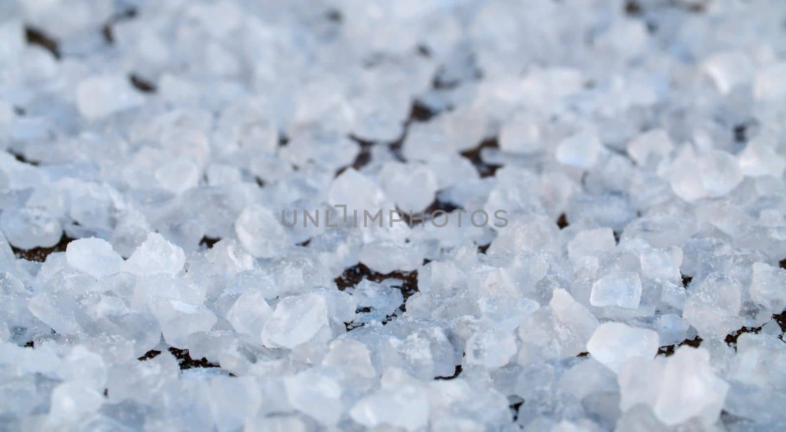 Crystals of food salt close-up.