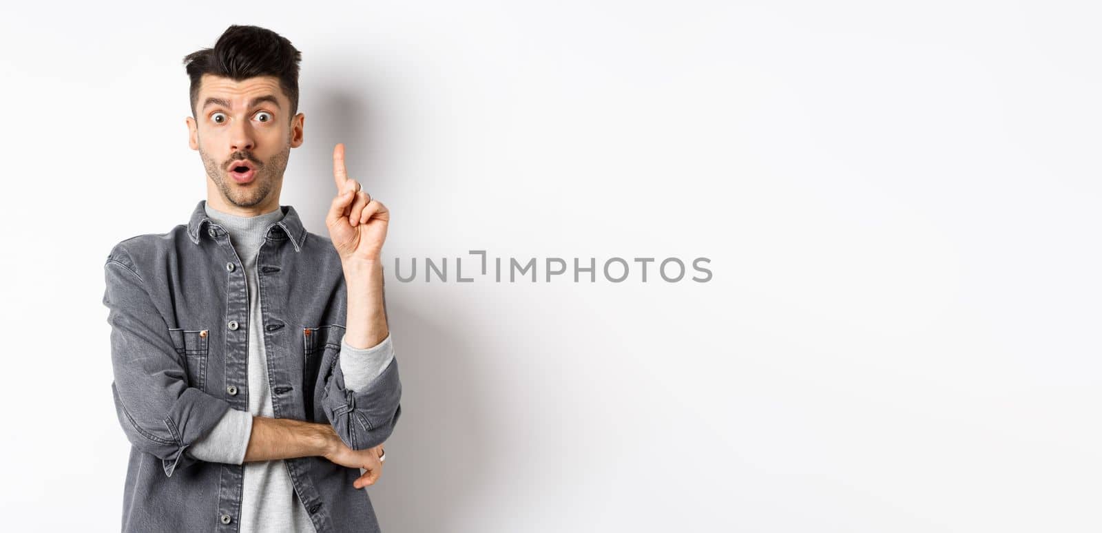 Excited bearded guy pitching an idea, raising finger up in eureka gesture and say suggestion, have a plan, standing on white background.