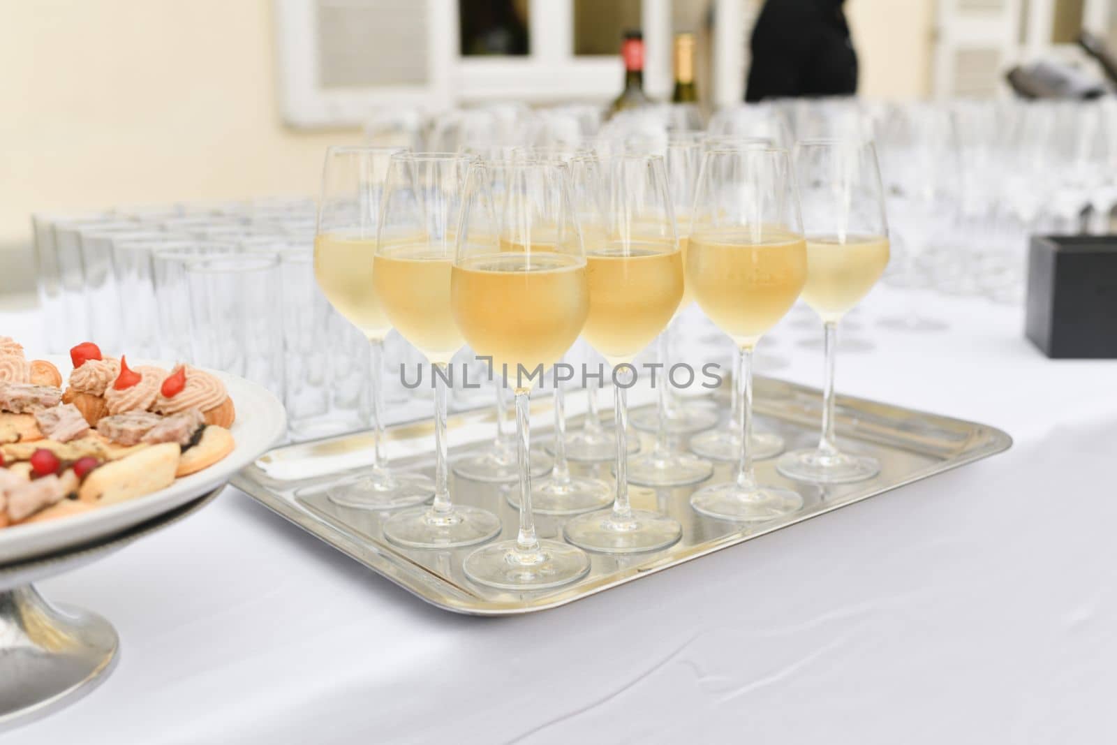 Glasses of champagne and bubbles on a wedding