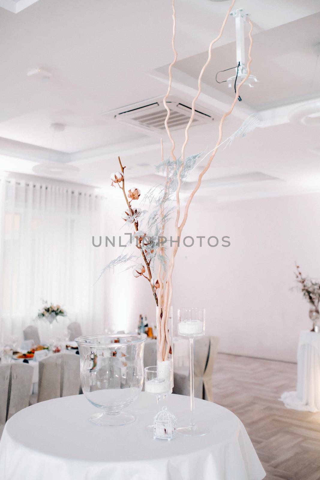 wedding table decoration with flowers on the table in winter style, by Lobachad