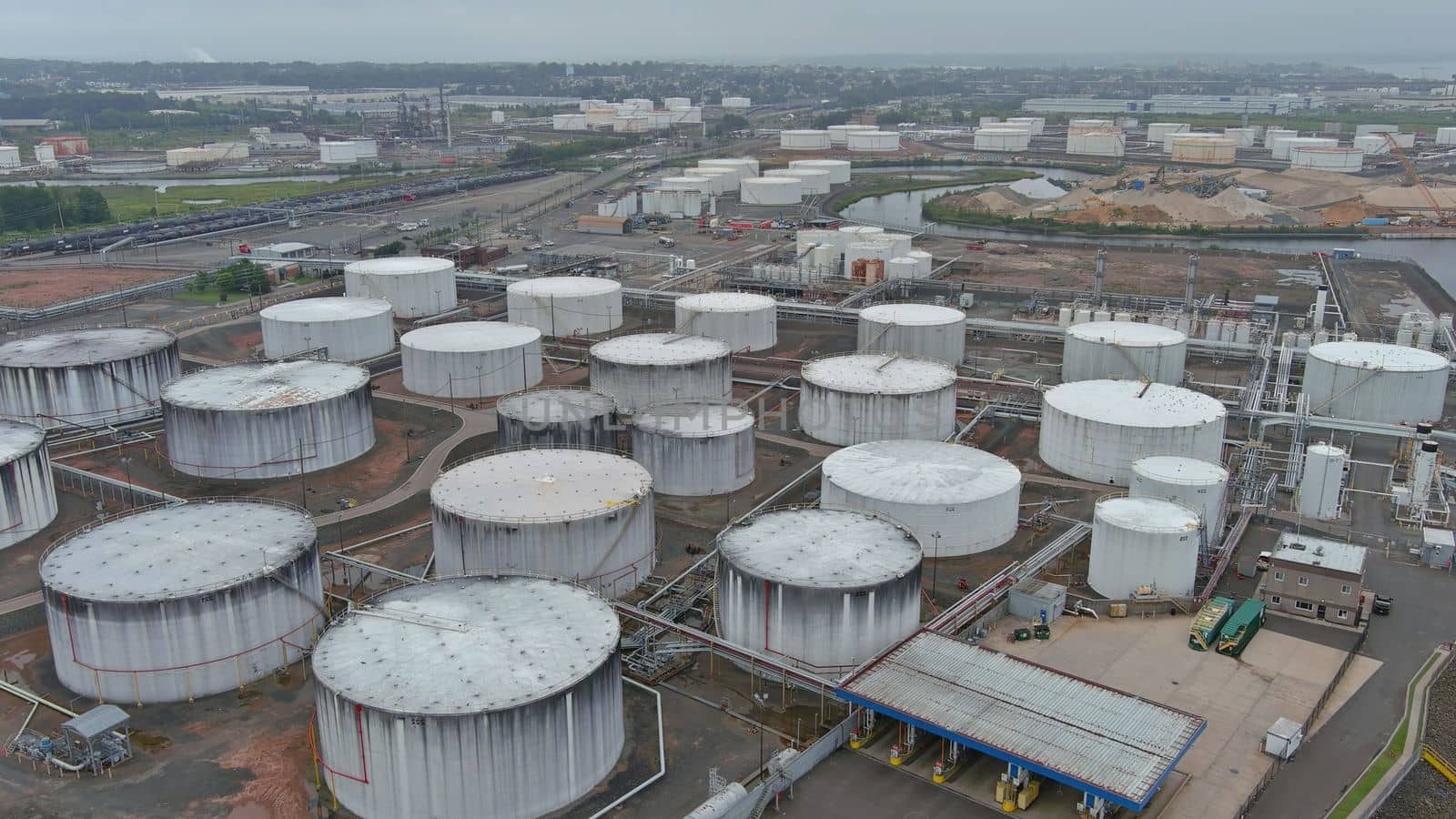 Near the seaside is a petroleum refinery plant and a petroleum factory that stores crude oil in tanks for storage by ungvar