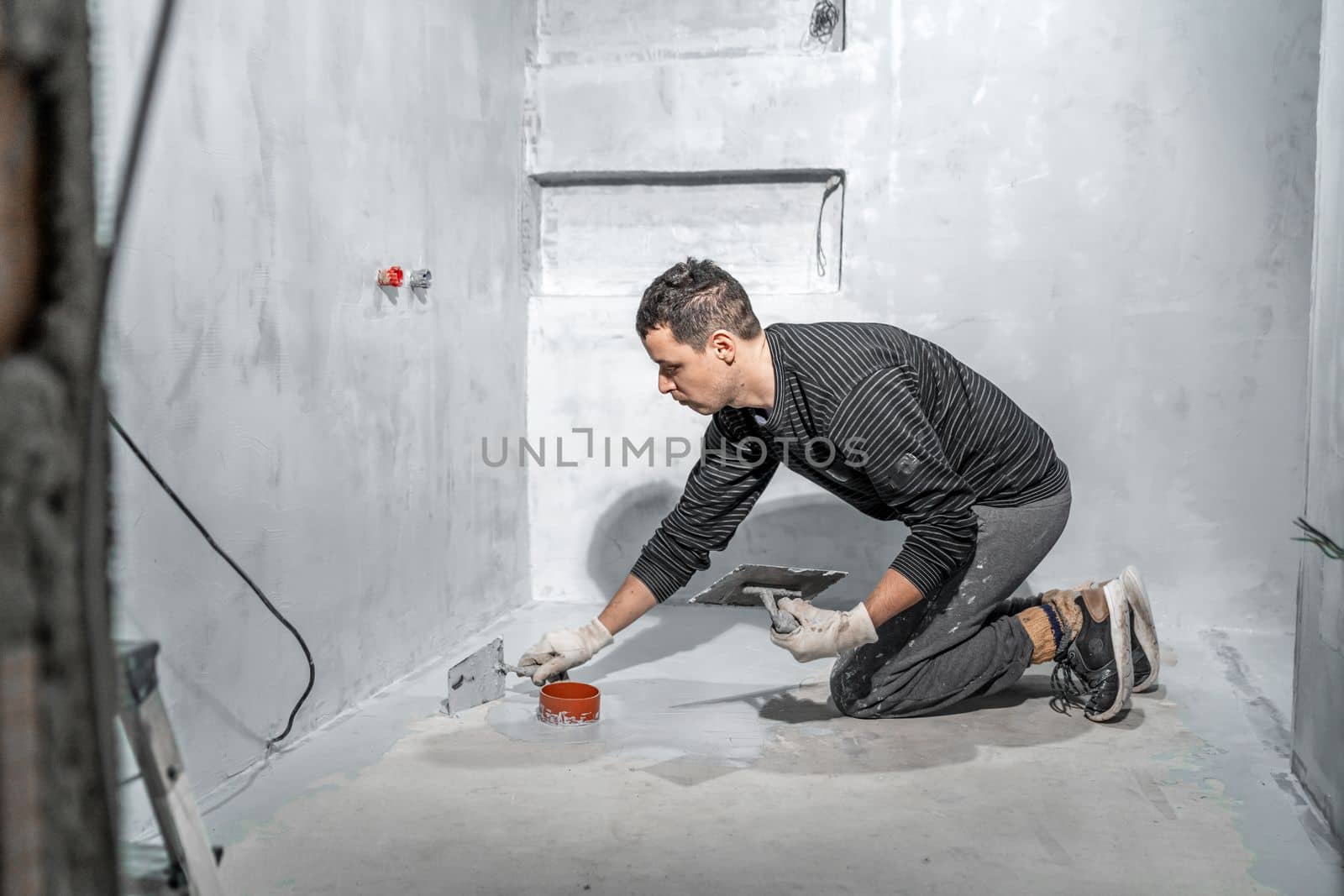 waterproofing of the bathroom floor in a new building by Edophoto