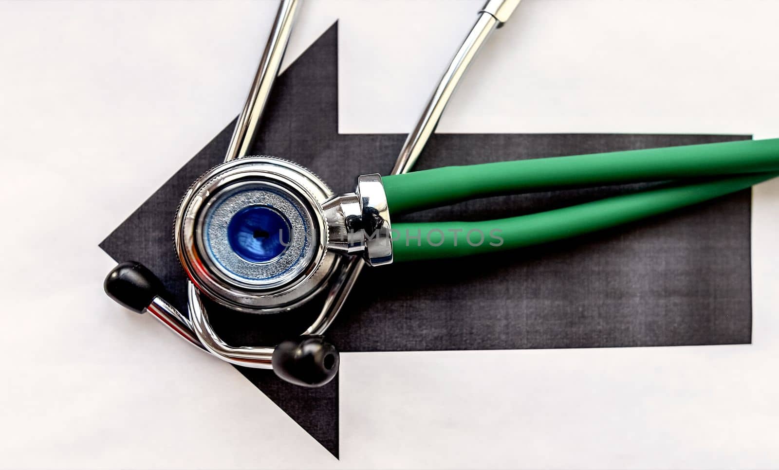 the phonendoscope lies on the drawn arrow indicating the direction of movement in the hospital.