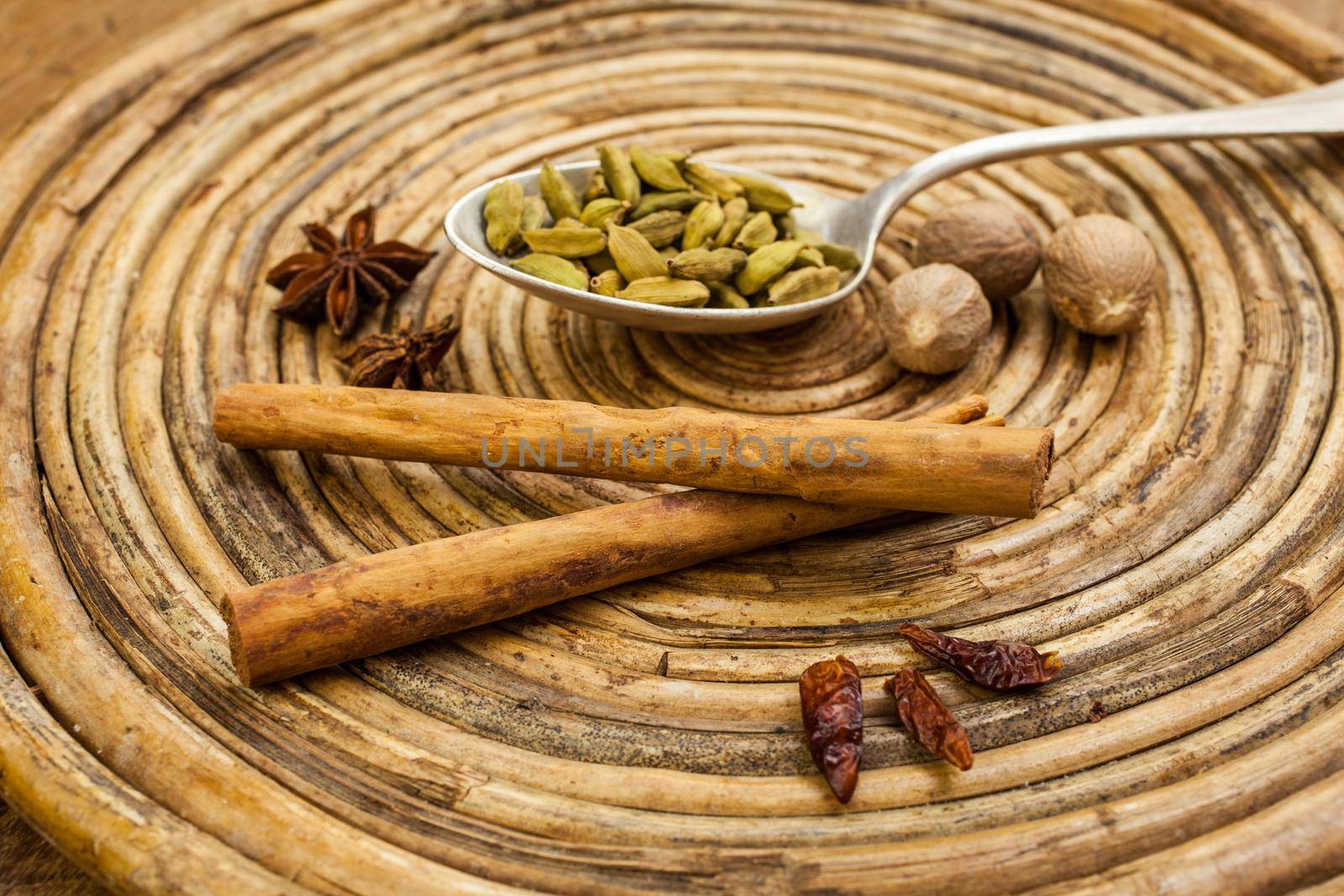Cinnamon, anice, nutmeg, cardamom, chilli on tray