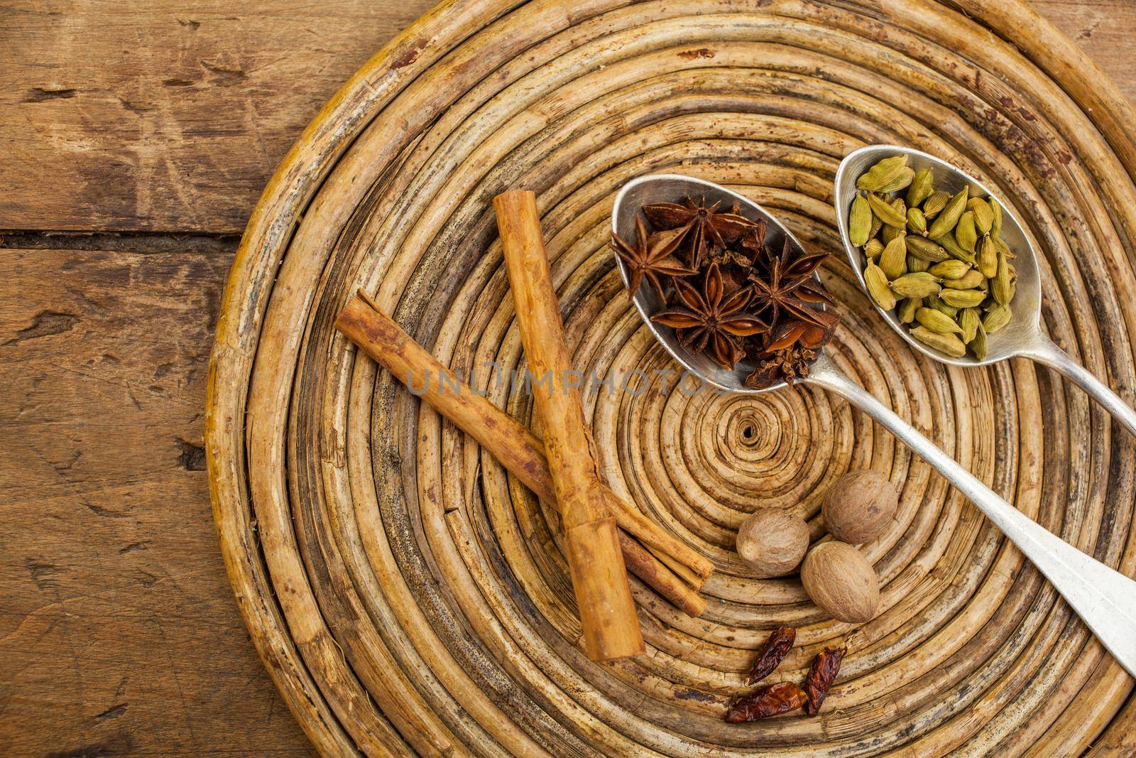 Cinnamon, anice, nutmeg, cardamom, chilli on tray