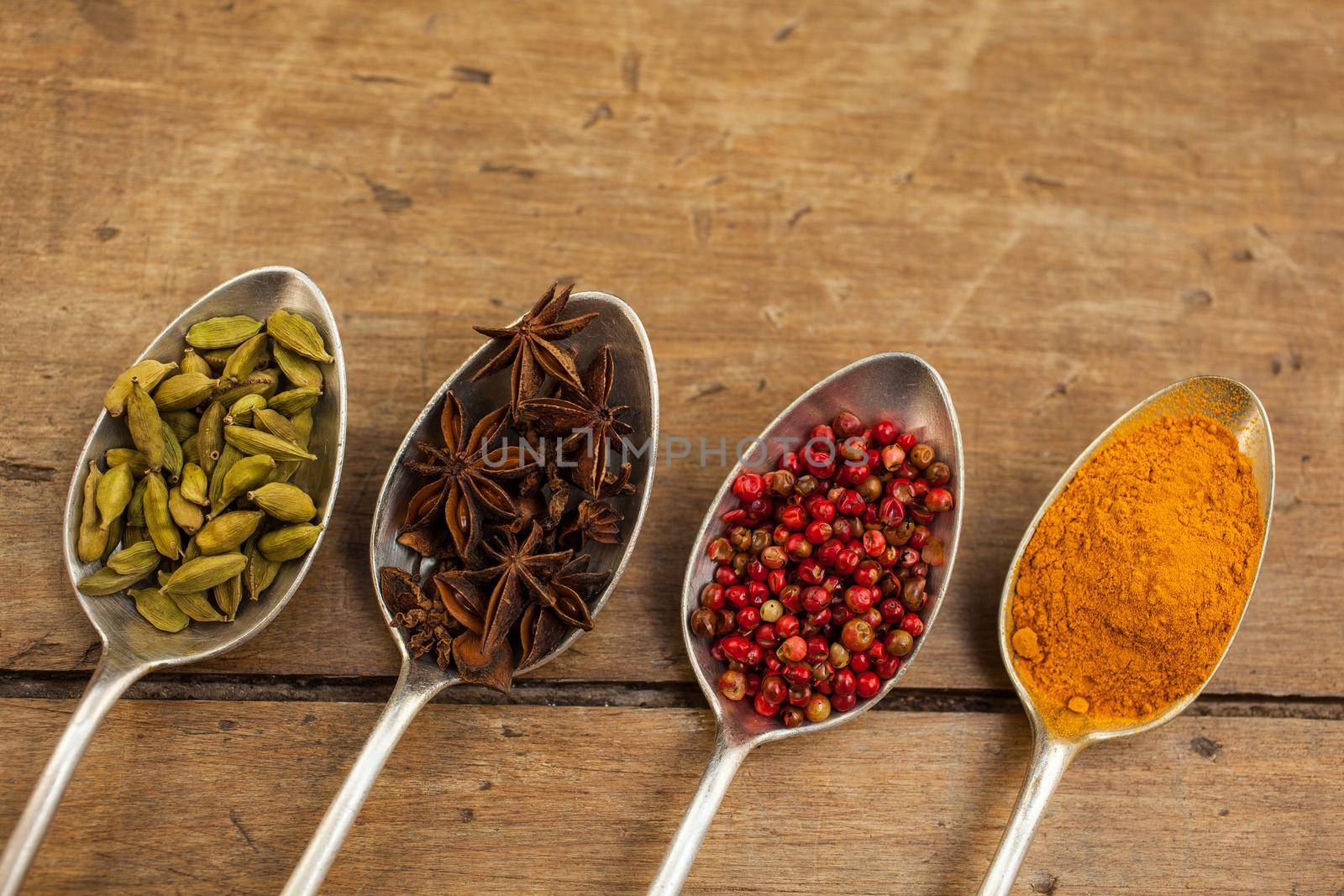Cranberries, cardamom, anise, turmeric, red hot peppers. Spices inside the spoons