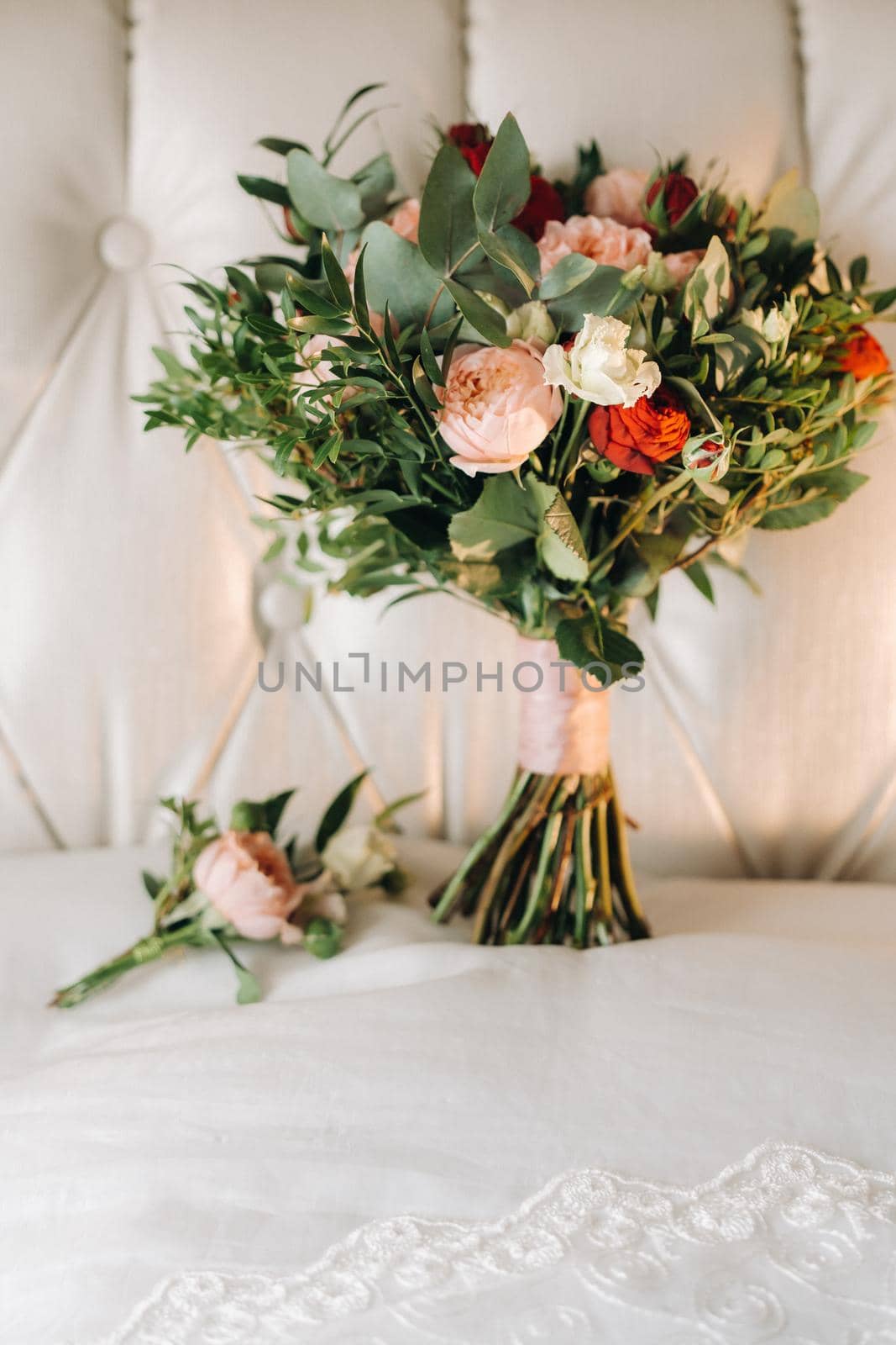 wedding bouquet with roses and boutonniere.The decor at the wedding by Lobachad