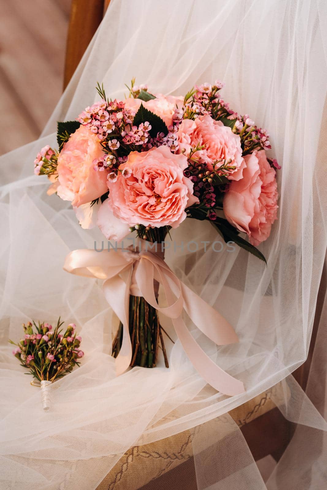 wedding bouquet with roses and boutonniere.The decor at the wedding by Lobachad