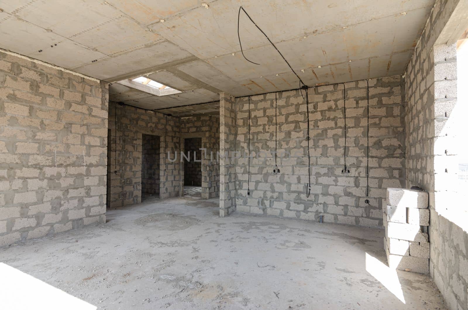 Construction of an individual residential building, walls made of expanded clay concrete block, monolithic concrete floor and reinforced concrete floors a