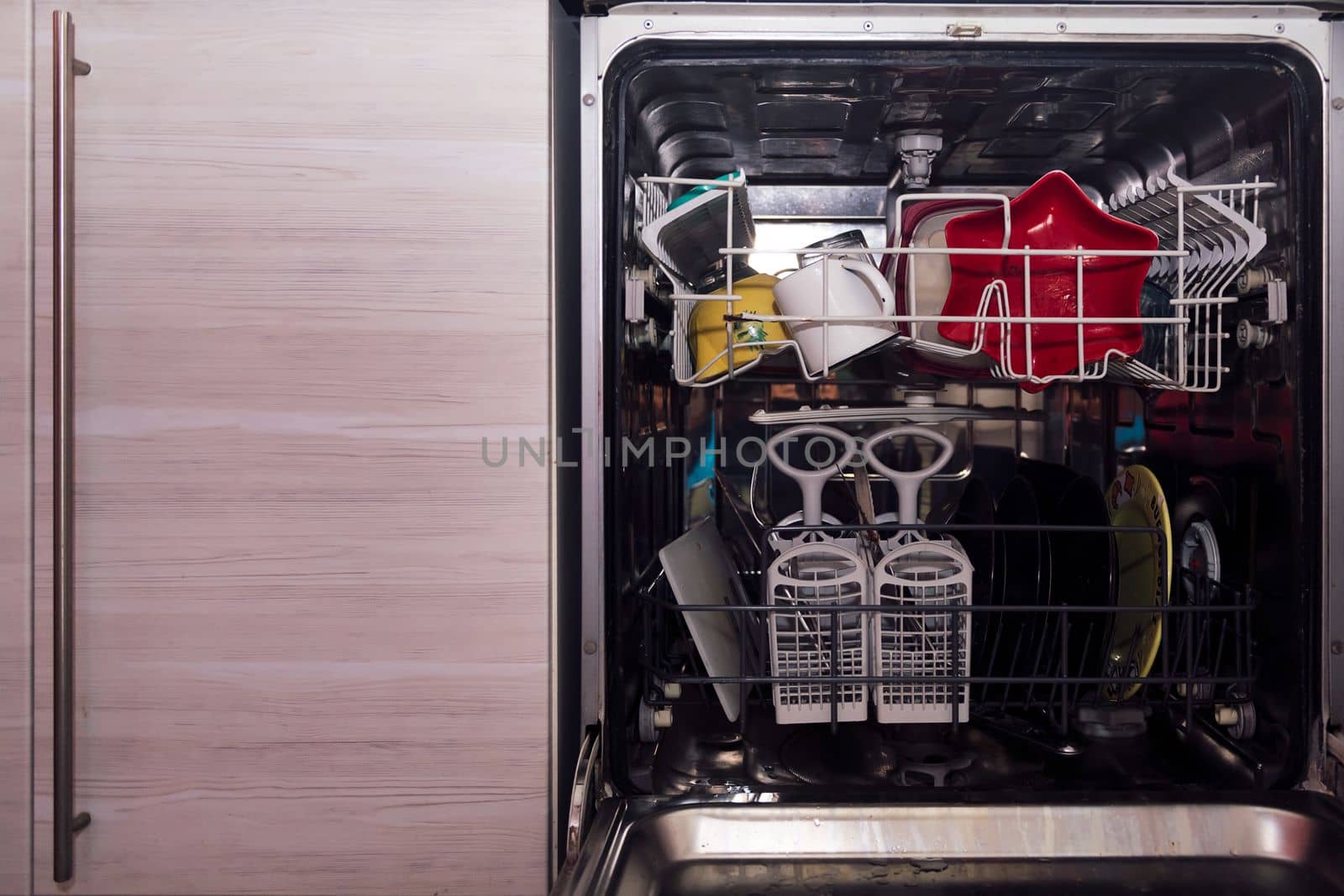 dishwasher screwed up with dirty dishes by raulmelldo