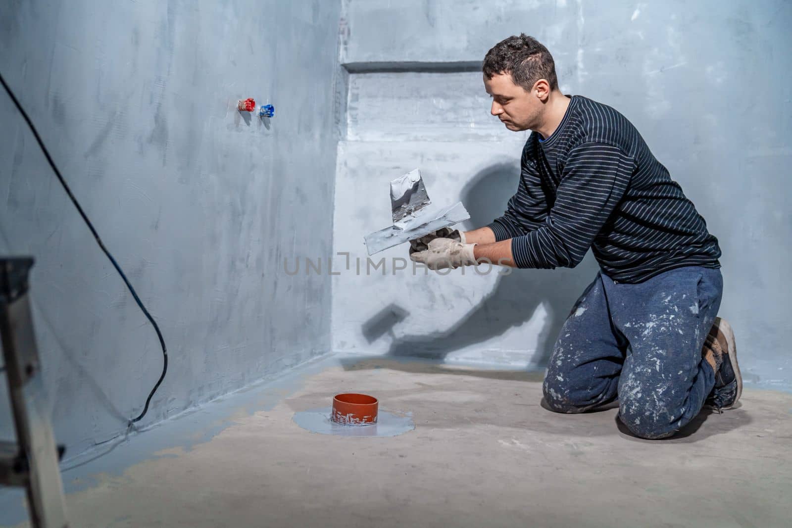 waterproofing of the bathroom floor in a new building by Edophoto