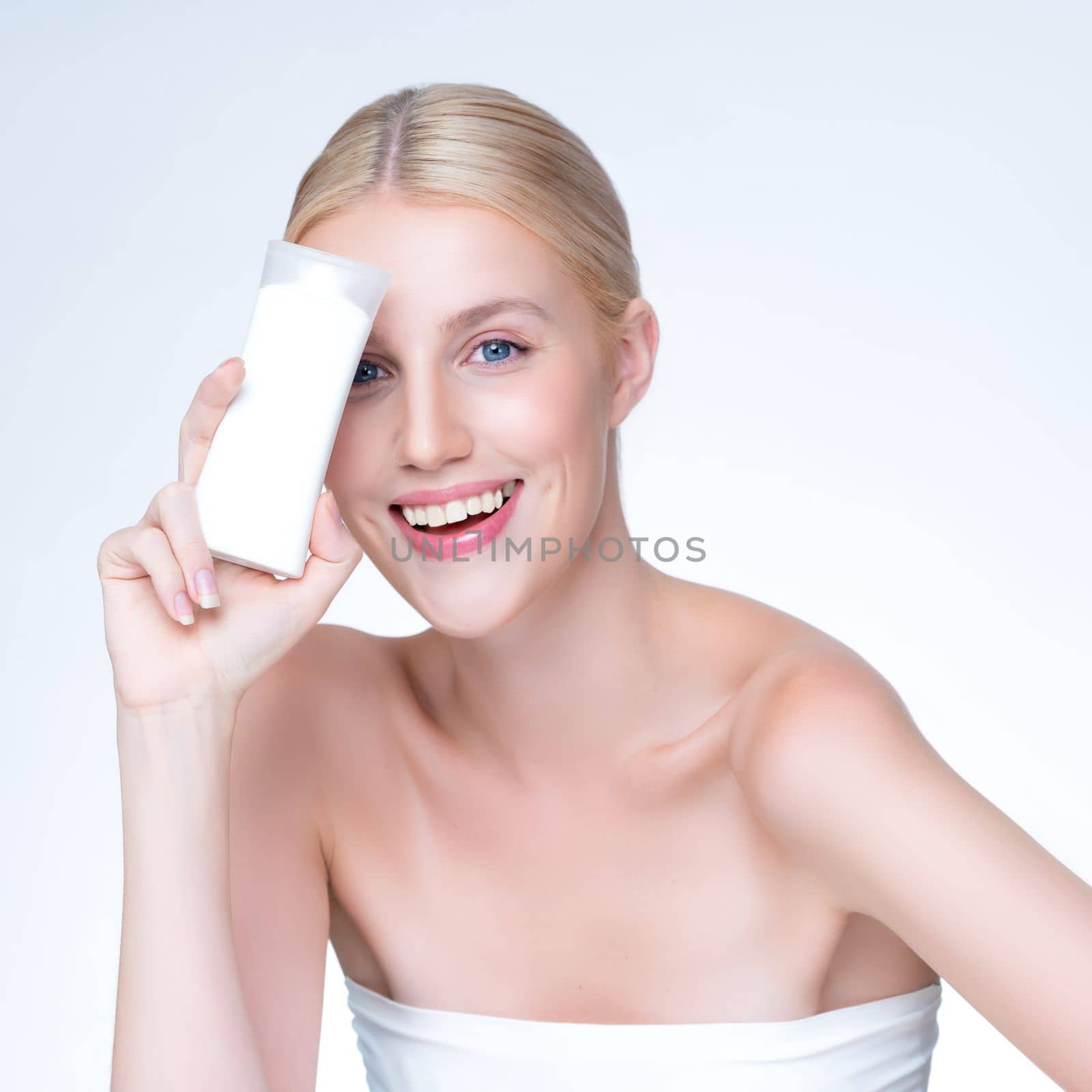 Closeup personable perfect skin woman holding mockup moisturizer product. by biancoblue