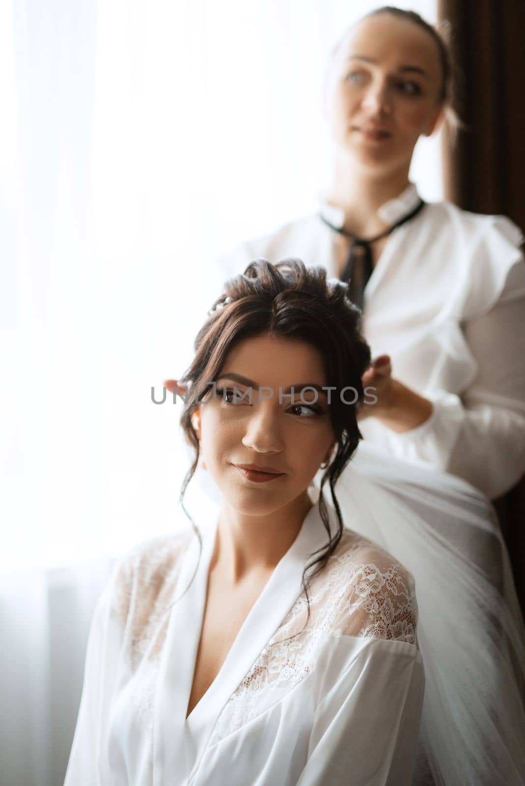 make-up artist makes a wedding look to the bride with makeup by Andreua