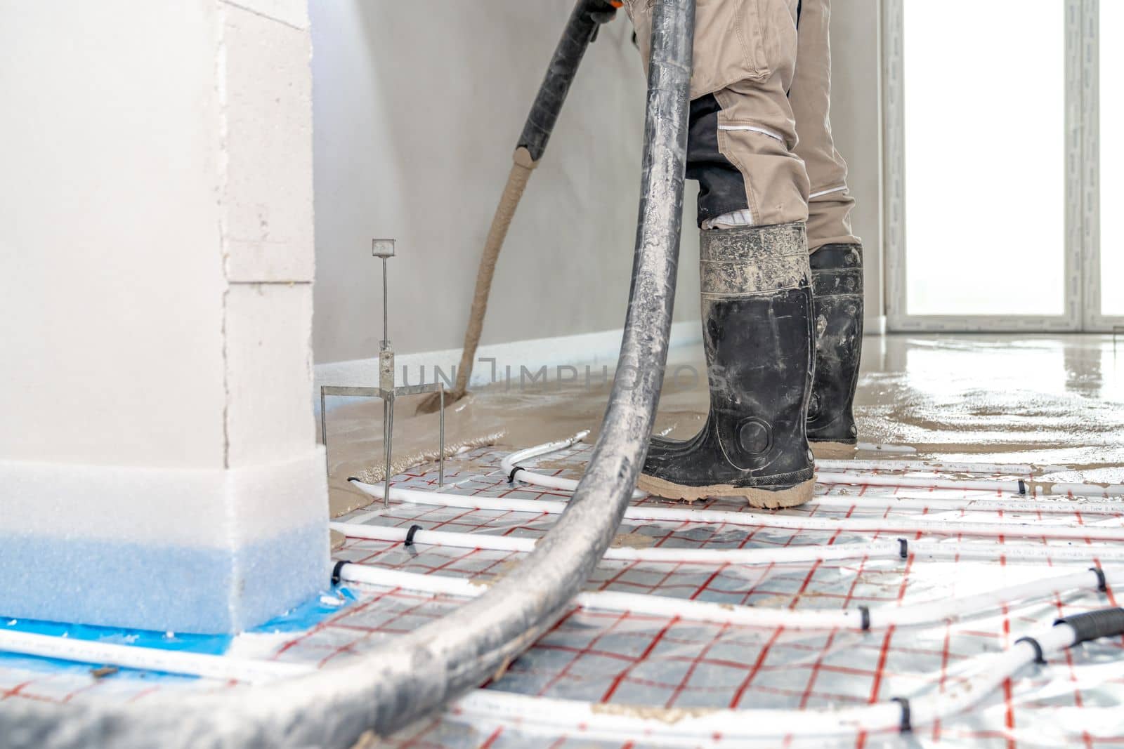 installation of liquid concrete on the floor for underfloor heating by Edophoto