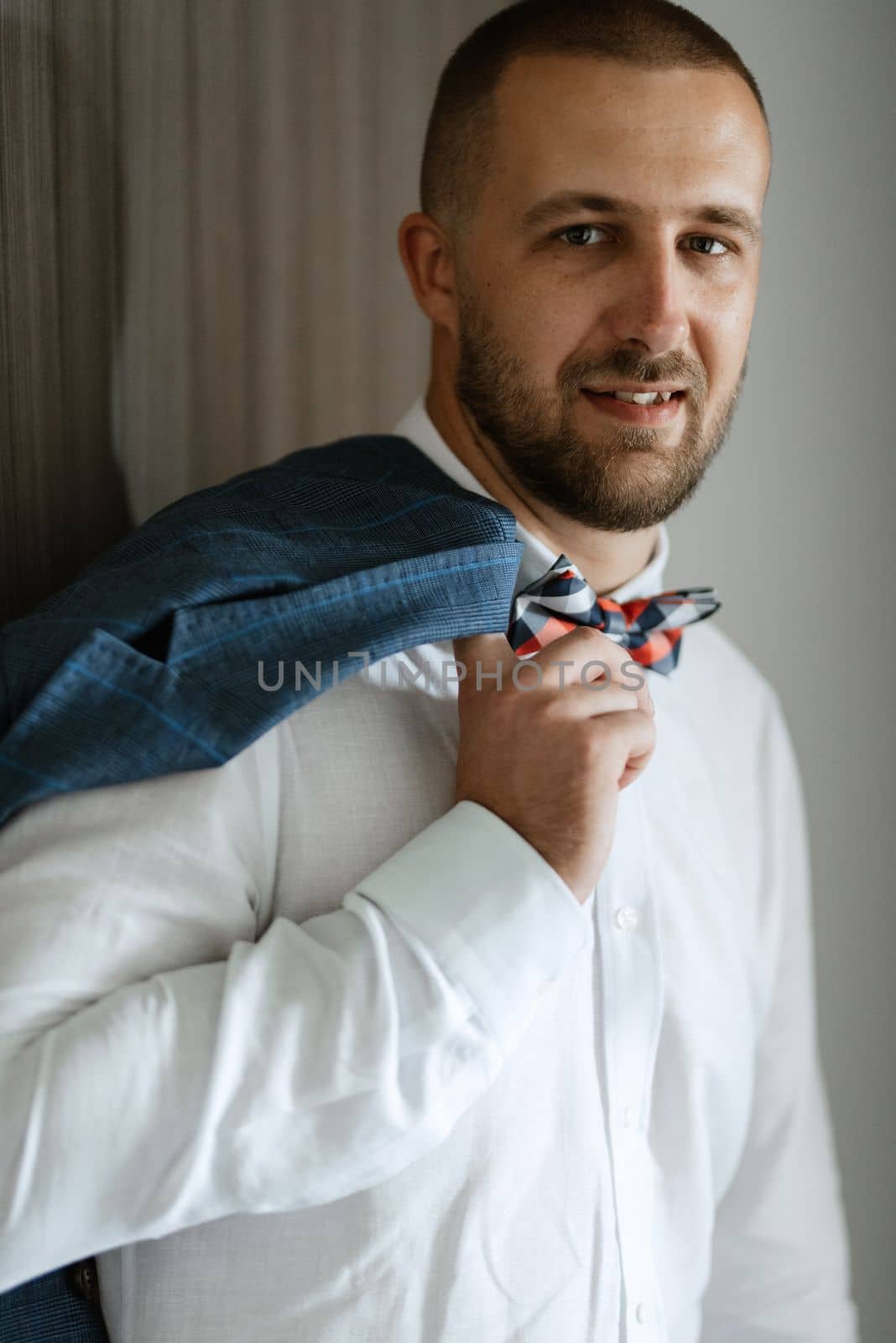 portrait of smiling groom with beard by Andreua