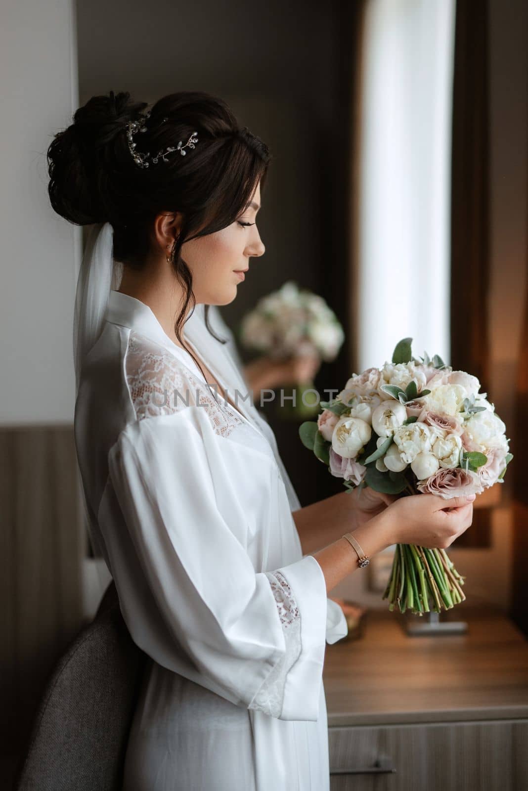 morning of the bride with the creation of the image of makeup and the creation of hairstyles