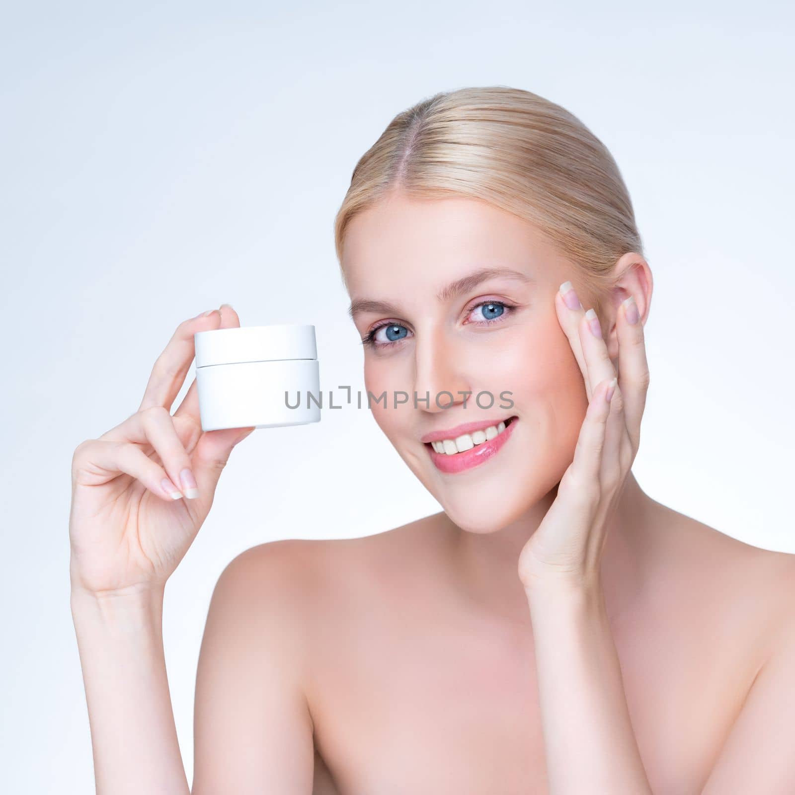 Personable perfect skin woman holding mockup moisturizer product. by biancoblue