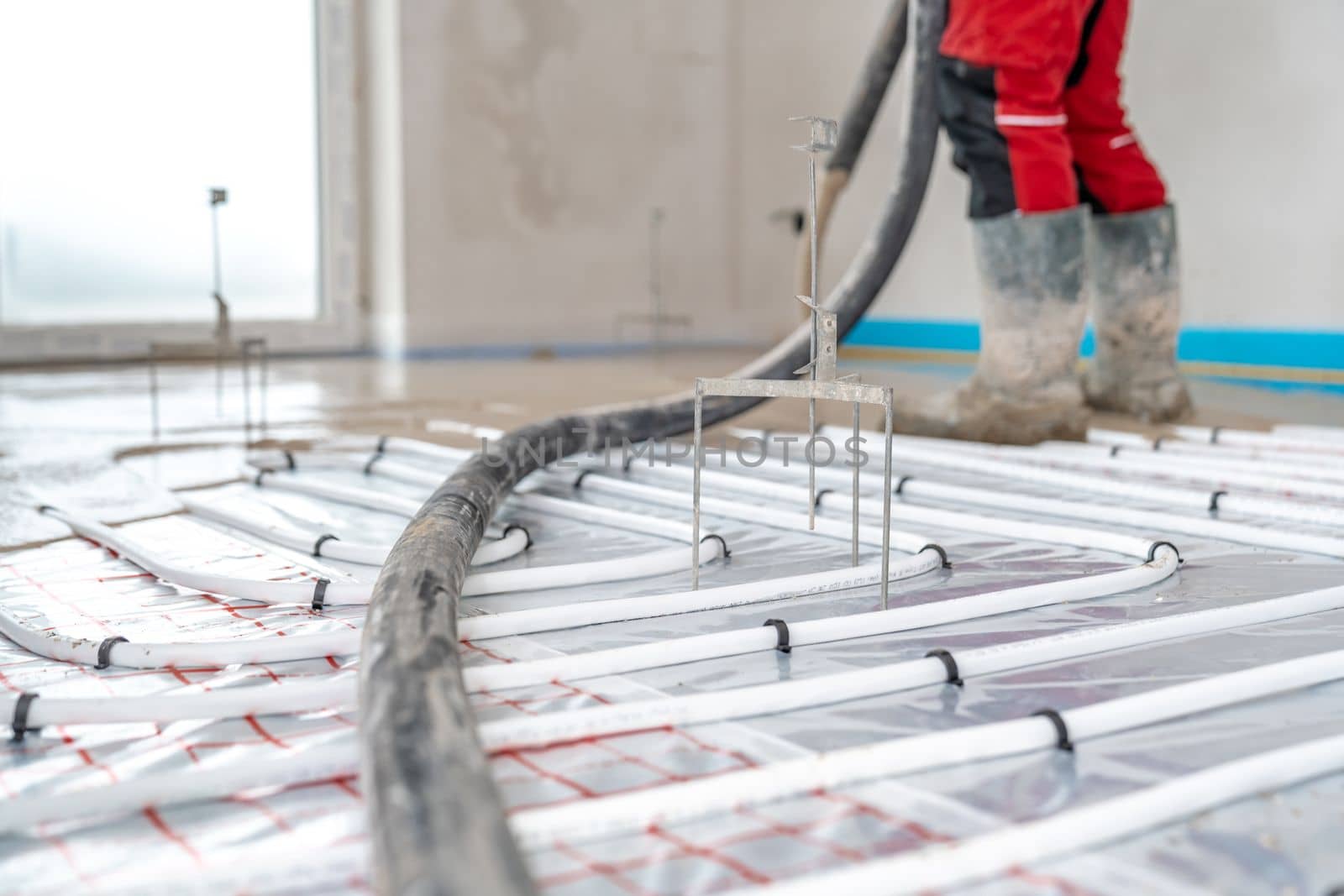 installation of liquid concrete on the floor for underfloor heating.