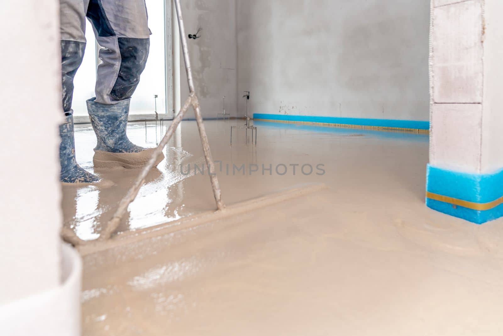 installation of liquid concrete on the floor for underfloor heating by Edophoto