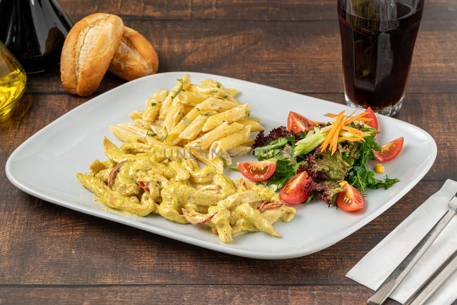 grilled cubed chicken with pasta and salad