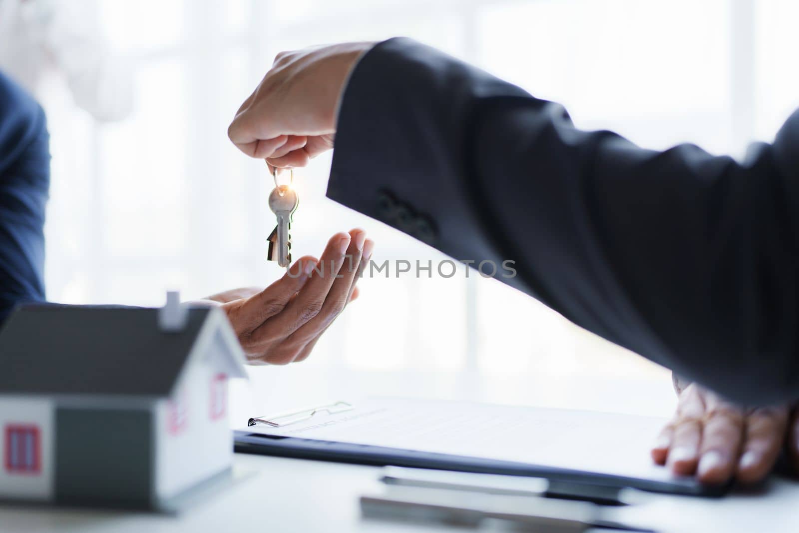 Real estate company to buy houses and land are delivering keys and houses to customers after agreeing to make a home purchase agreement and make a loan agreement