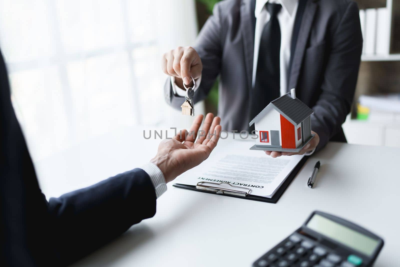 Real estate company to buy houses and land are delivering keys and houses to customers after agreeing to make a home purchase agreement and make a loan agreement