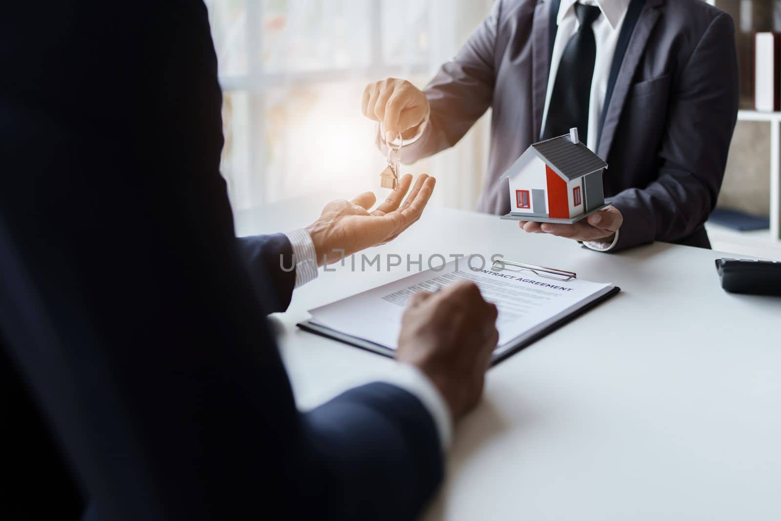 Real estate company to buy houses and land are delivering keys and houses to customers after agreeing to make a home purchase agreement and make a loan agreement