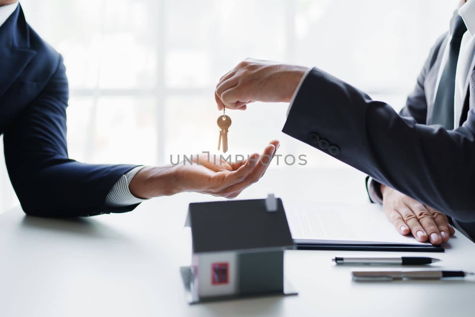 Real estate company to buy houses and land are delivering keys and houses to customers after agreeing to make a home purchase agreement and make a loan agreement