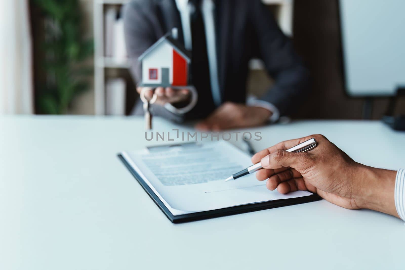 Real estate company to buy houses and land are delivering keys and houses to customers after agreeing to make a home purchase agreement and make a loan agreement