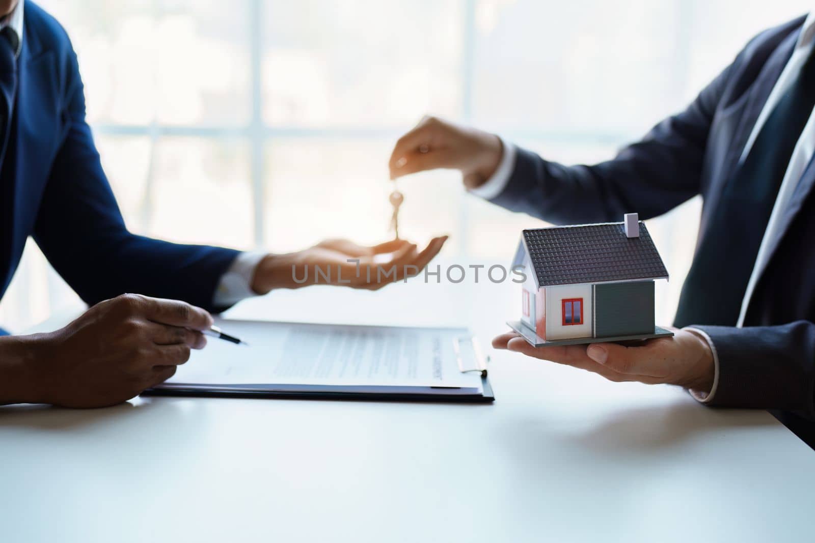 Real estate company to buy houses and land are delivering keys and houses to customers after agreeing to make a home purchase agreement and make a loan agreement