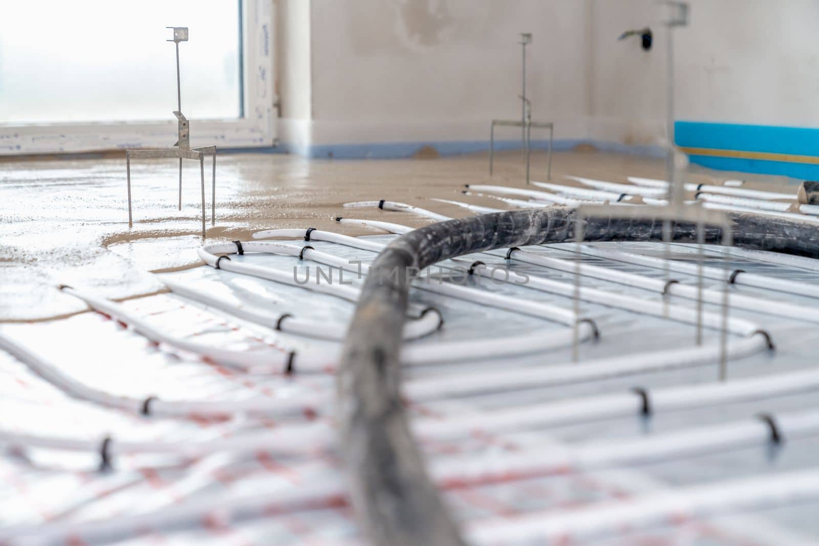 installation of liquid concrete on the floor for underfloor heating.