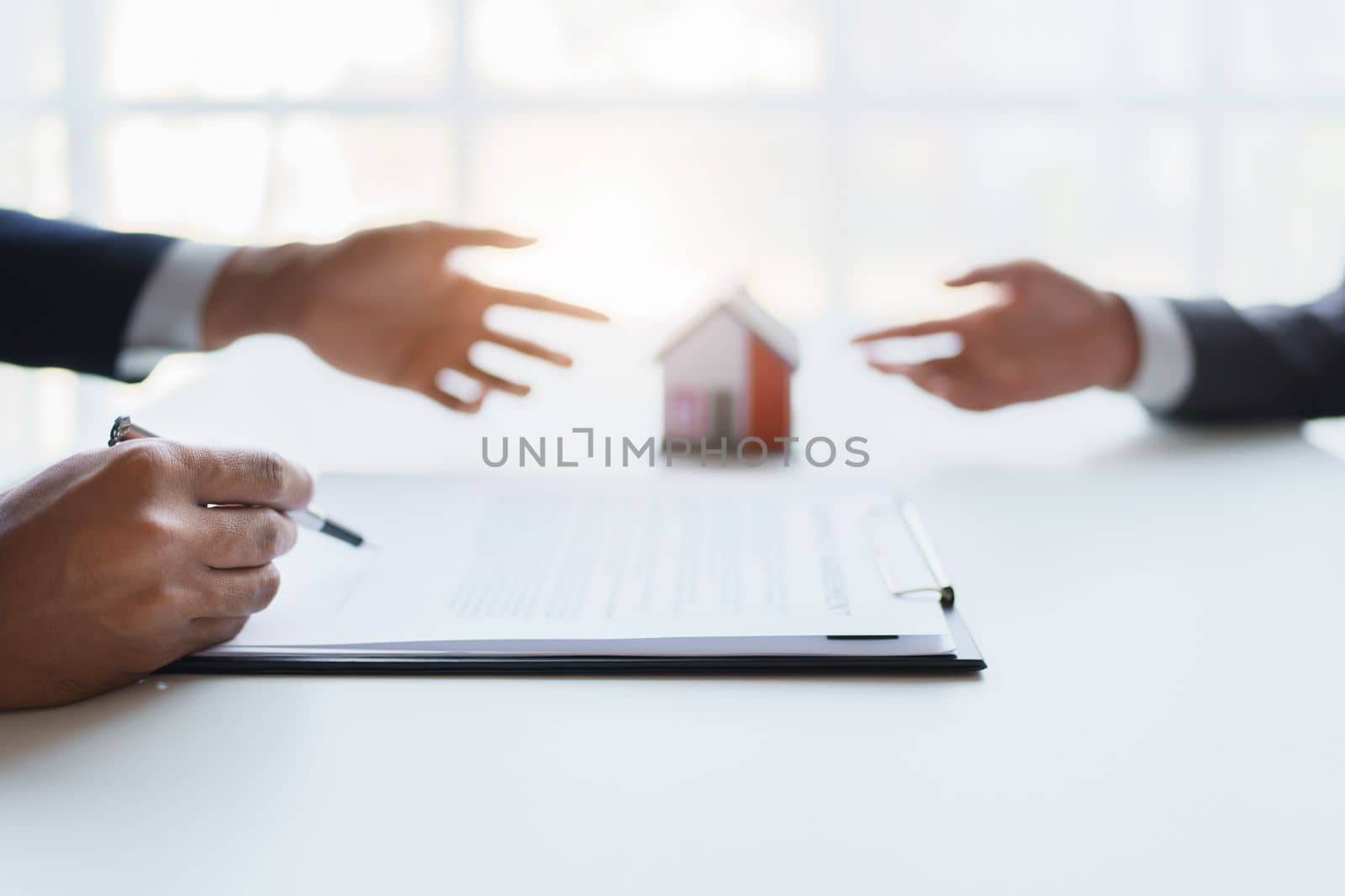 Real estate company to buy houses and land are delivering keys and houses to customers after agreeing to make a home purchase agreement and make a loan agreement