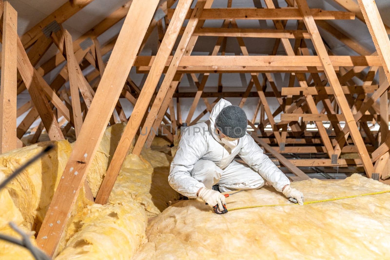 insulation of the roof and ceiling with glass wool by Edophoto