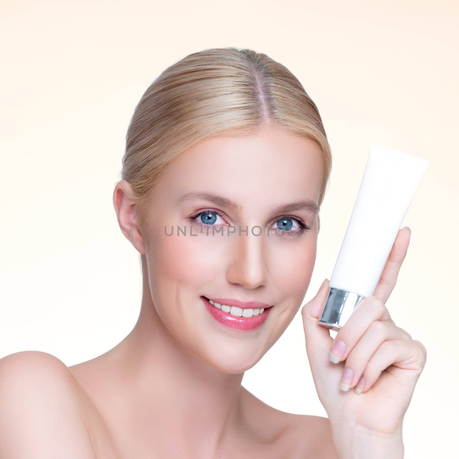 Closeup personable perfect skin woman holding mockup moisturizer product. by biancoblue