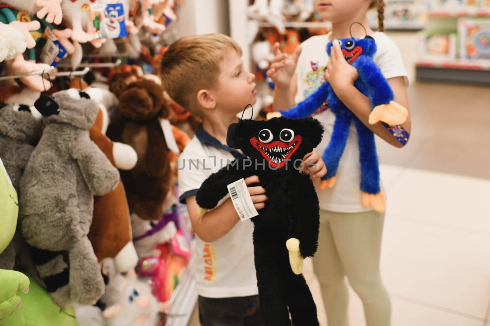Moscou, Russia - July 14, 2022: Children choose popular toys Huggy Waggi and Kissy Missy