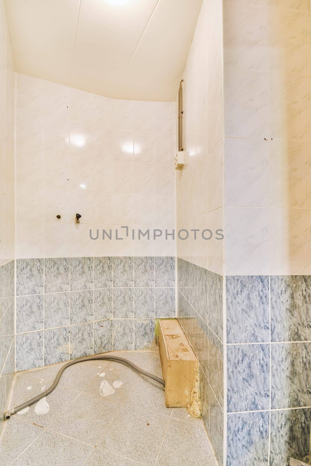 the shower in the master bathroom is being remodeled by casamedia