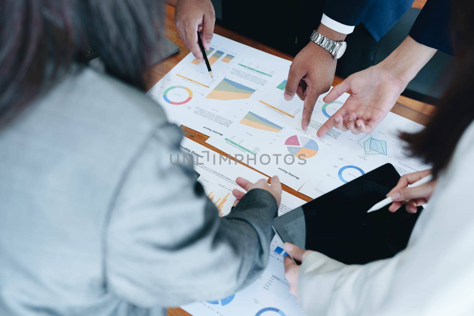 The company's businessmen meet and discuss to plan a marketing strategy and come to a conclusion on how to use the financial budget to avoid investment risks.