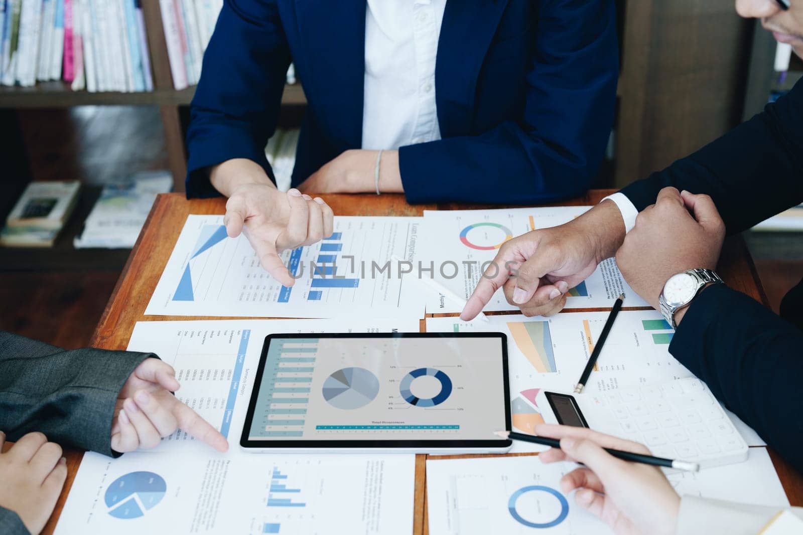 The company's businessmen meet and discuss to plan a marketing strategy and come to a conclusion on how to use the financial budget to avoid investment risks.