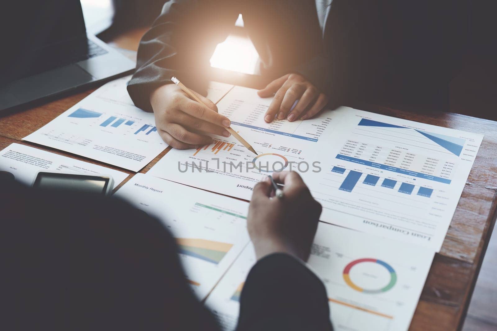 The company's businessmen meet and discuss to plan a marketing strategy and come to a conclusion on how to use the financial budget to avoid investment risks by Manastrong