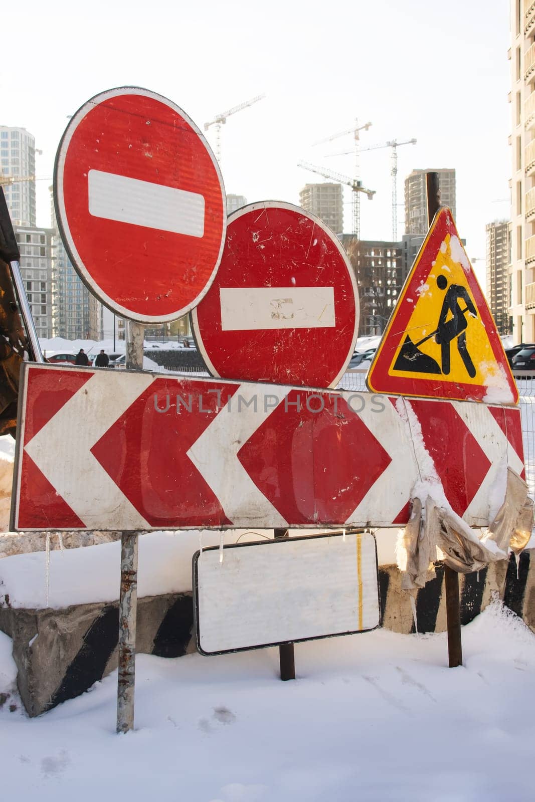 Large road signs are prohibited on the construction site